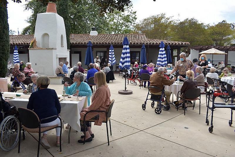 Residents at Maravilla enjoy an event to mark Earth Day at the retirement campus, 5486 Calle Real in Santa Barbara. (Brooke Holland / Noozhawk photo)
