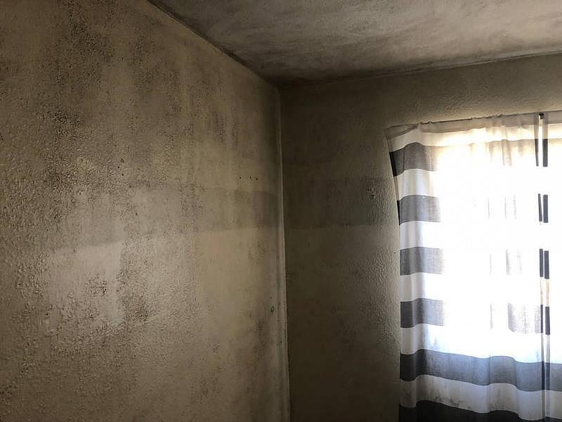A Grand View tenant’s bedroom walls were covered in black mold. Lindsey Holden LHOLDEN@THETRIBUNENEWS.COM