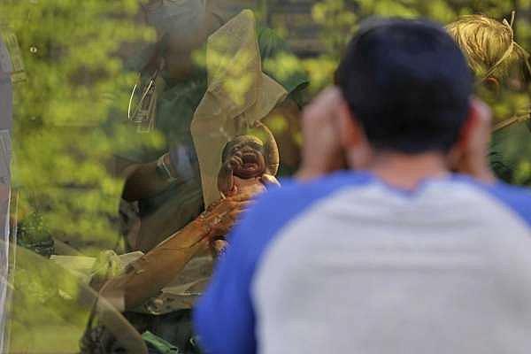 With Kayla on the phone, Alex watched through the window as the doctor positioned himself to catch the baby. (Jerry Lara | Express-News With Kayla on the phone, Alex watched through the window as the doctor positioned himself to catch the baby. (Jerry Lara | Express-News