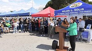 Supervisora del Condado de Los Ángeles, Hilda Solís, promueve pruebas de plomo y diversos servicios a los residentes de barrios contaminados.