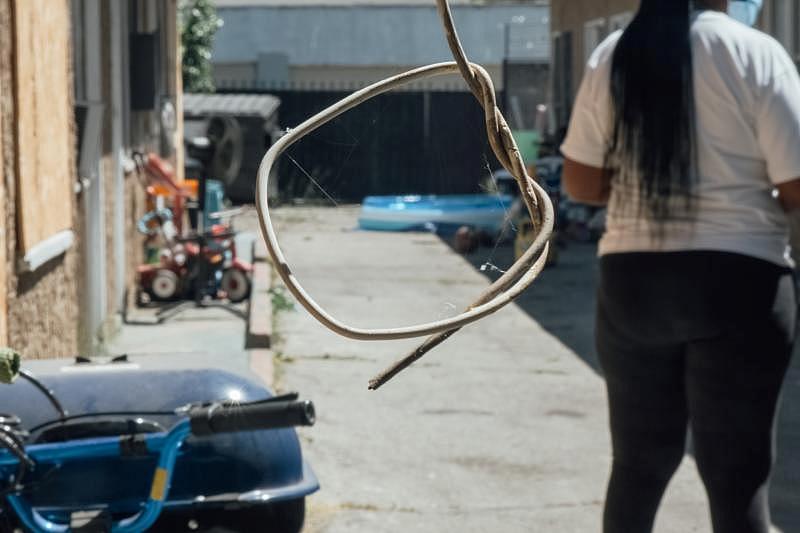 A stray wire hangs in the courtyard of a complex where tenants faced eviction threats during the pandemic. (AL KAMALIZAD/LAIST)