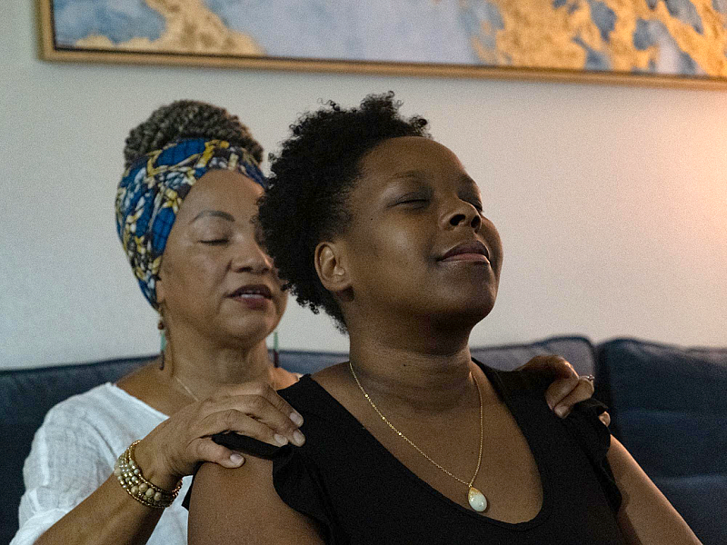 Karen Sykes guides her client, Nalah Morrow, through a breathing exercise during a home visit in Chino, CA on  June 26, 2022 (Aryana Noroozi for Black Voice News/CatchLight Local).