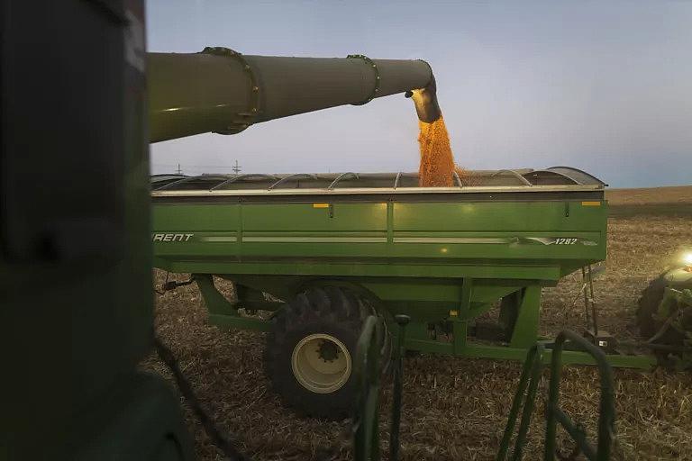 Farmer Jason Othmer unloads corn into a grain cart as he harvests near Vesta, an unincorporated community in Johnson County, Nebraska, on Tuesday evening, Oct. 18, 2022. Photo by Ryan Soderlin for the Flatwater Free Press