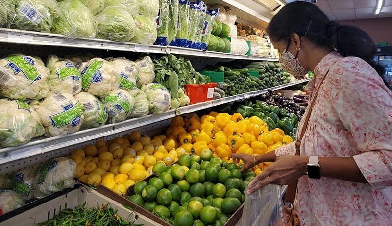 San Jose resident Vinu Thyagrajan shopping for groceries at Trinethra on Pearl Avenue.