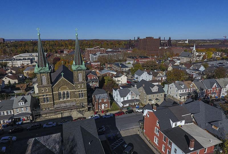 Los residentes de South Bethlehem atesoran su vecindario por su profunda historia, diversidad, inclusión y amabilidad. Las torres de las iglesias construidas por inmigrantes todavía salpican el paisaje urbano.  Saed Hindash | Para lehighvalleylive.com