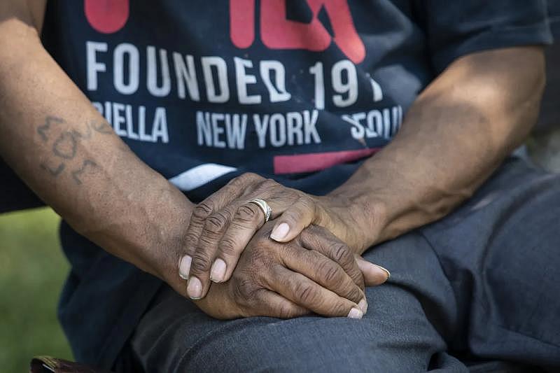 Juan C. Johnson has struggled with heroin addiction since working as a trainer whose clients included State’s Attorney Kim Foxx. Ashlee Rezin / Sun-Times Juan C. Johnson has struggled with heroin addiction since working as a trainer whose clients included State’s Attorney Kim Foxx. Ashlee Rezin / Sun-Times