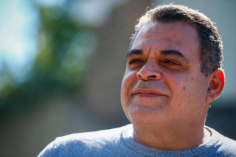 Roy Ortiz es padre de cinco hijos y súper voluntario en South Bethlehem. Dirige el Centro Comunitario de Lynfield en la vivienda pública donde vive, la Pequeña Liga Southside y forma parte de la Junta de Viviendas de la ciudad. Saed Hindash | Para lehighvalleylive.com Roy Ortiz is a father of five and super volunteer in South Bethlehem. He runs the Lynfield Community Center in the public housing development where he lives, the Southside Little League and sits on the city housing authority board. Saed Hindash | For lehighvalleylive.com