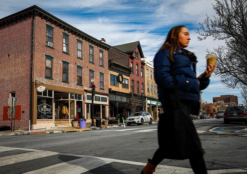 Los negocios de dueños locales salpican la East Third Street en South Bethlehem, pero algunas cadenas como Starbucks y Playa Bowls han abierto en los últimos años.  Saed Hindash | Para lehighvalleylive.com