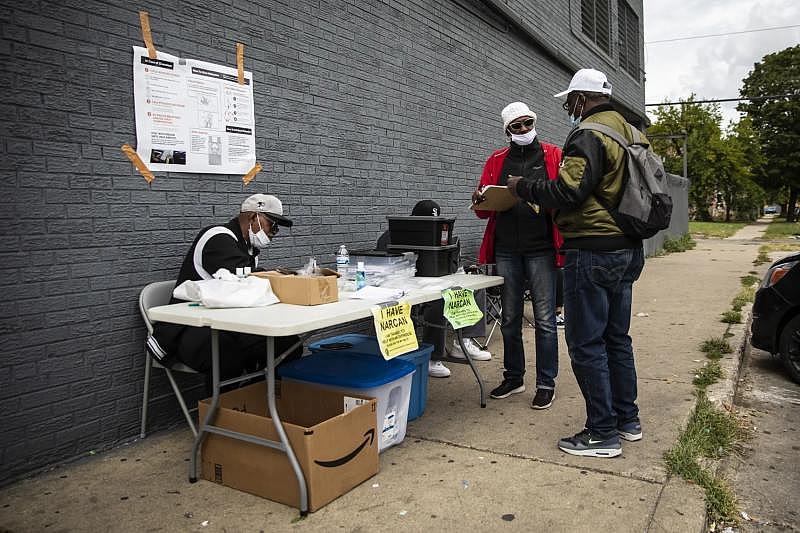 Gail Richardson (center, in red), an outreach worker for the West Side Heroin/Opioid Task Force, provides a man with overdose-reversal drugs including Narcan nasal spray and injectable naloxone along with a syringe. The outreach workers had set up a table near Roosevelt Road and South Albany Avenue on the West Side. Ashlee Rezin / Sun-Times Gail Richardson (center, in red), an outreach worker for the West Side Heroin/Opioid Task Force, provides a man with overdose-reversal drugs including Narcan nasal spray and injectable naloxone along with a syringe. The outreach workers had set up a table near Roosevelt Road and South Albany Avenue on the West Side. Ashlee Rezin / Sun-Times