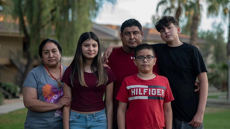 Cristobal Legarda y tres de sus cuatro hijos aparecen junto a su abuela paterna, en Phoenix, Arizona.