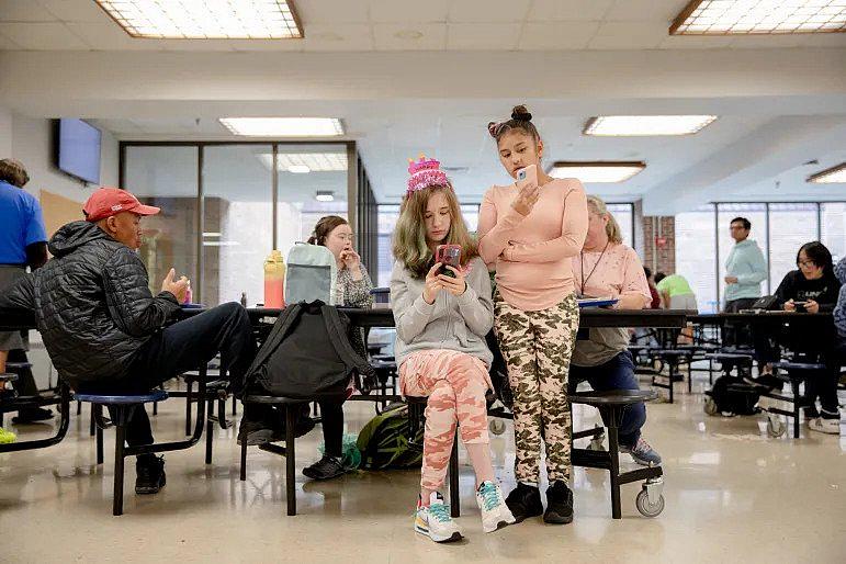 Leah Gonzalez, derecha, 16 años, una de las mejores amigas de Loryann, llama a sus padres para organizar una pequeña fiesta de cumpleaños para Loryann. Loryann, a la izquierda, dijo que ya hizo tres mejores amigas en la nueva escuela. YEHYUN KIM / CTMIRROR.ORG