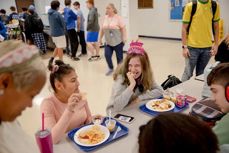 Loryann, centro, 16, se ríe con una de sus mejores amigas, Leah Gonzalez, 16, durante la hora del almuerzo. “Al principio, fue emocional cuando tuve que mudarme”, dijo Loryann. “Ahora es bueno. Es mejor”. YEHYUN KIM / CTMIRROR.ORG