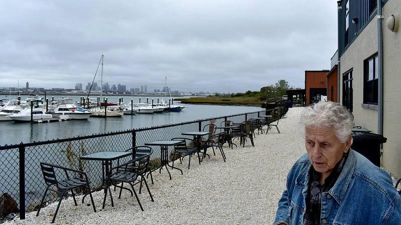 Fran Riley domina el paseo marítimo de East Boston.Jeremy Siegel / Noticias GBH