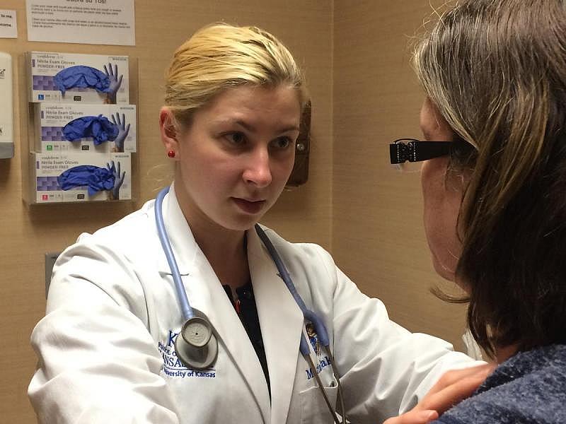 KU Med student Maria Iliakova examines a patient at the free JayDoc clinic in Kansas City, Kansas. CREDIT ALEX SMITH / HEARTLAND HEALTH MONITOR