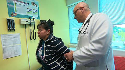 El doctor Juan Posada atiende una paciente en el Centro Tecnológico de EEUU. Foto: Noticias Telemundo