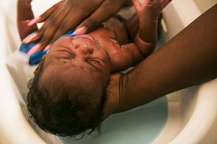 Lalandria gives Amound a bath. Lalandria gives Amound a bath.