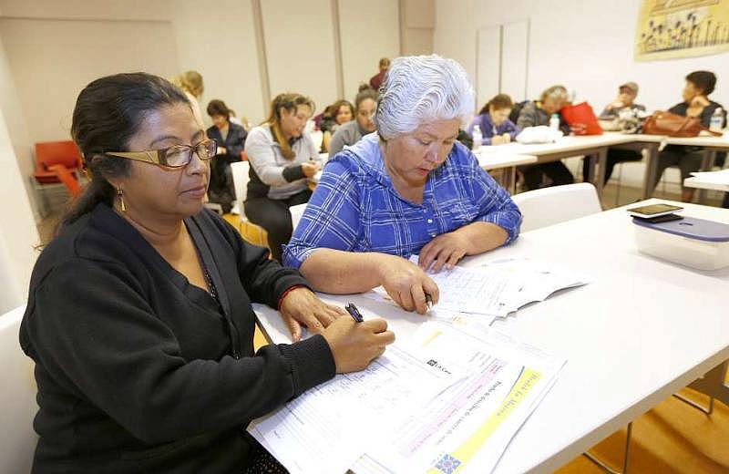 Juana Martinez and Alicia Gonzalez attend a diabetes nutrition workshop at the Wellness Center in Los Angeles. (Aurelia Ventura/La Opinion)