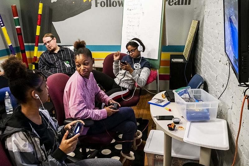 Sisters from left, Diana Washington, De’aija Washington and Danielle Washington attend Volunteers of America’s Teens with a Purpose program, Thursday, Jan. 24, 2019.