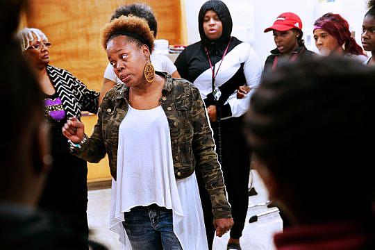 Tina Nixon gathers students and adults together in a circle. (Photo: Angela Peterson/Milwaukee Journal Sentinel)