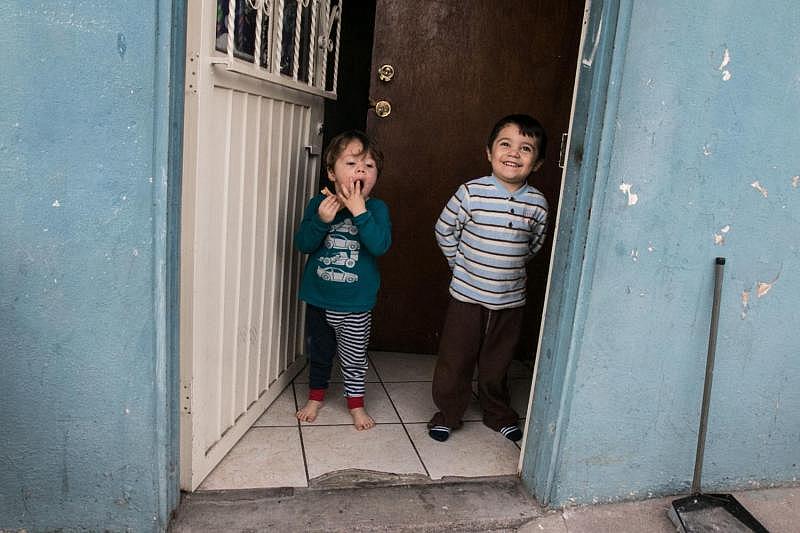 Adrián Quiroz perdió los derechos de paternidad de sus dos hijos tras caer preso en Arizona. Desde México, ya deportado, les escribió a los niños una carta para decirles que haría todo lo necesario para estarcon ellos.