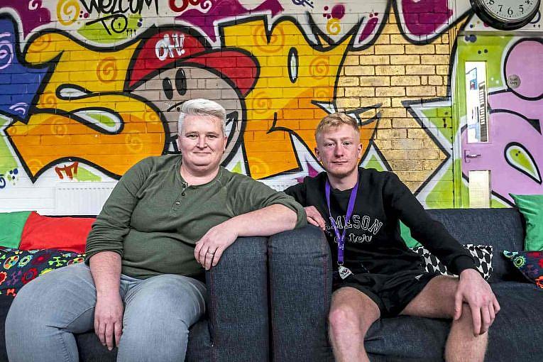 Gillian Kirkwood, Y Sort It coordinator, left, and Jason Smith, a youth worker with Y Sort It, sit in the organization’s lounge in Clydebank. Image by Michael Santiago. United Kingdom, 2019. Gillian Kirkwood, Y Sort It coordinator, left, and Jason Smith, a youth worker with Y Sort It, sit in the organization’s lounge in Clydebank. Image by Michael Santiago. United Kingdom, 2019.