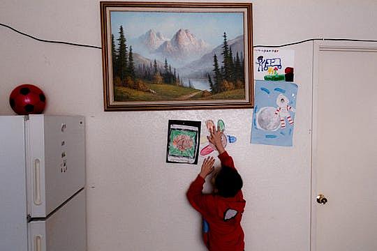 Kender Ricardez Tobón, de 5 años, pega en la pared de su hogar un dibujo que hizo en la escuela. vive en un complejo de pequeños departamentos en el lado este de Salinas con su abuela Eufemia "Jenni" Aguilar. (Foto: PROPORCIONADA por Sebastián Hidalgo para The Salinas Californian and CatchLight io) Kender Ricardez Tobón, de 5 años, pega en la pared de su hogar un dibujo que hizo en la escuela. vive en un complejo de pequeños departamentos en el lado este de Salinas con su abuela Eufemia "Jenni" Aguilar. (Foto: PROPORCIONADA por Sebastián Hidalgo para The Salinas Californian and CatchLight io)