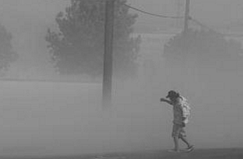 Dust storms, like this one in Fresno, can help distribute the fungal spores that cause valley fever. (Photo: Craig Kohlruss/The Fresno Bee)