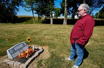 Person standing in front of a toumb