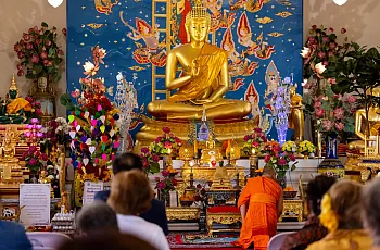 A gather around buddha