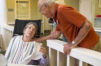 Stuart Hodes with his wife Helen, who has Alzheimer's. (Photo credit: Amanda Inscore/The News-Press)