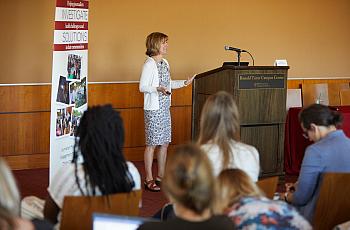 Wendy Ruderman speaks to fellow reporters at the 2018 National Fellowship.