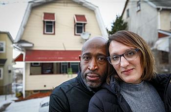 Cansados de vivir entre viviendas de alquiler para estudiantes, Murdocc y Karen Saunders vendieron su casa de Hillside Avenue e