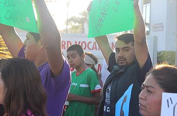El líder comunitario mixteco Arcenio J. López protesta junto a miembros de su comunidad en Oxnard, California, para exigir mejor
