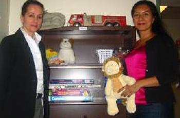 Miriam Martínez (izq.) atiende a niños y adolescentes con problemas como depresión, ansiedad y adicciones en el Hospital General