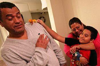 Sofía Ramírez abraza a su hijo Óscar Ramírez mientras juega con su padre y un pequeño juguete en su casa de Dallas. La familia Ramírez ha lidiado con una serie de retos para atender a su hijo, quien fue diagnosticado con autismo. | BEN TORRES/ESPECIAL PARA AL DÍA