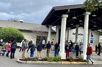 Gente hace fila afuera del Centro Médico Adventist Health Ukiah Valley para conseguir una vacuna de Moderna COVID-19