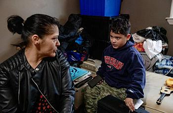 Elizabeth Rodríguez, su hijo Mikey Rodríguez de 8 años, y su hija adolescente se quedan temporalmente en casa de su hermana, des