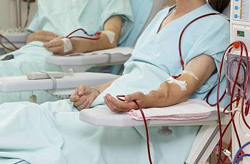 People receive treatment at a dialysis center. (Shutterstock)