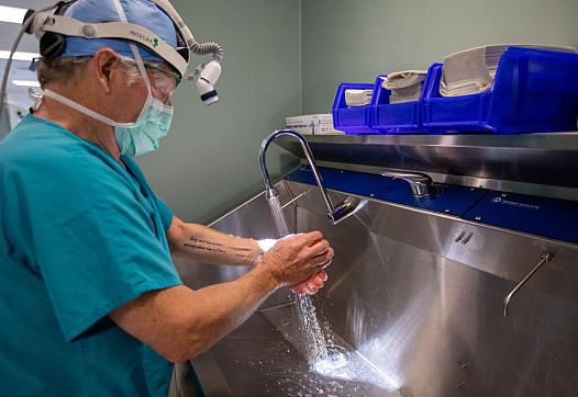 A surgeon scrubs in before a surgery