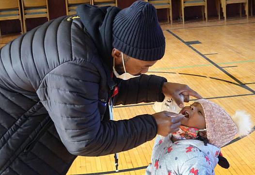A parent helps his three-year-old daughter with a COVID test in Chicago in late 2020.