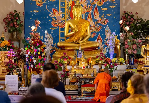 A gather around buddha