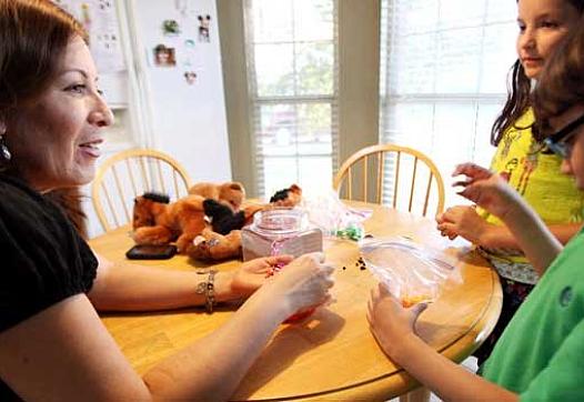 Bertha Martínez (izq.) platica con su hijo Daniel Castillo, de 7 años. El niño fue diagnosticado con autismo pero recuperó las funciones de un niño típico, señaló su madre. Martínez coordina un grupo para familias hispanas | BEN TORRES/ESPECIAL PARA AL DÍA