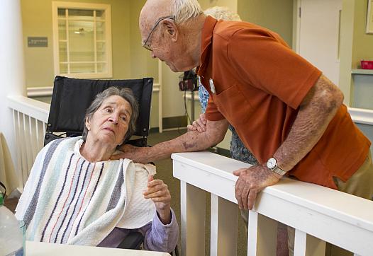 Stuart Hodes with his wife Helen, who has Alzheimer's. (Photo credit: Amanda Inscore/The News-Press)