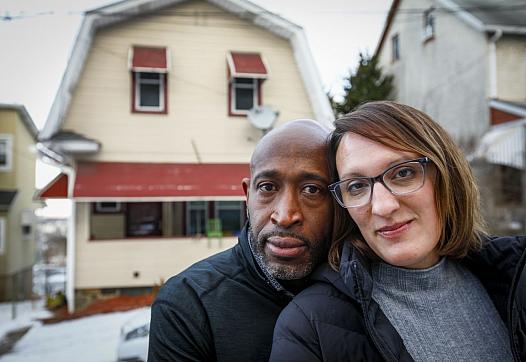 Cansados de vivir entre viviendas de alquiler para estudiantes, Murdocc y Karen Saunders vendieron su casa de Hillside Avenue e