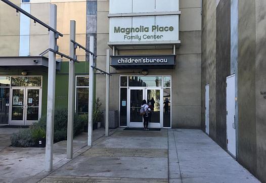En el Magnolia Place en Los Ángeles, las familias pueden ver a un médico, obtener ayuda con sus finanzas y utilizar el preescola