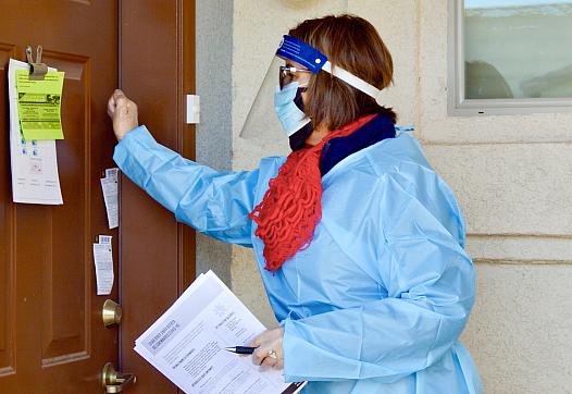 Rosa Guerra, coordinator of Promotoras de Salud of Campesinos Sin Fronteras, knocks on the door of an apartment in San Luis, Ari