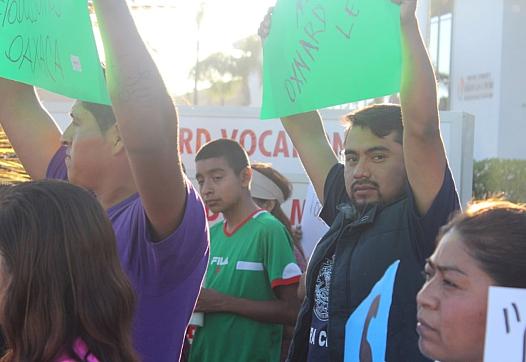 El líder comunitario mixteco Arcenio J. López protesta junto a miembros de su comunidad en Oxnard, California, para exigir mejor