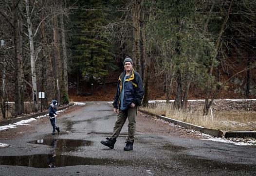 Floyd Kimball and his 4-year-old son Steve in Wallace, Idaho. 