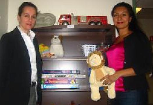 Miriam Martínez (izq.) atiende a niños y adolescentes con problemas como depresión, ansiedad y adicciones en el Hospital General