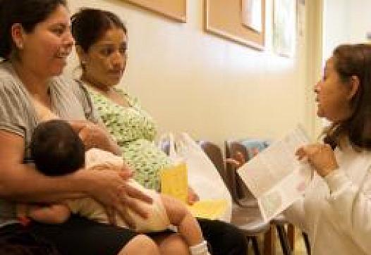 Las mujeres latinas deben exigir sus derechos para continuar con la lactancia de sus hijos.